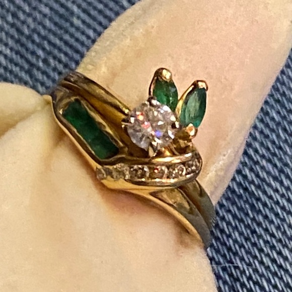 Jewelry - Elegant Gold and Green Emerald Ring with Diamond Accents